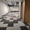 موكيت بلاط 50×50 بتصميم عصري وجودة عالية مناسب للمكاتب والشركات سهل التركيب والتنظيف