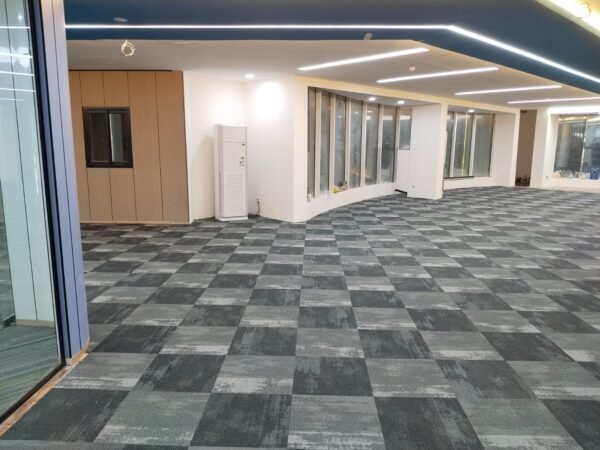 موكيت بلاط 50×50 بتصميم عصري وجودة عالية مناسب للمكاتب والشركات سهل التركيب والتنظيف